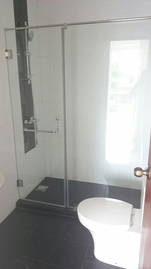 Shower, free toiletries, towels - BellaVista Apartments at Cornish Colombo (Colombo)