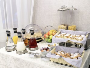 Free daily buffet breakfast