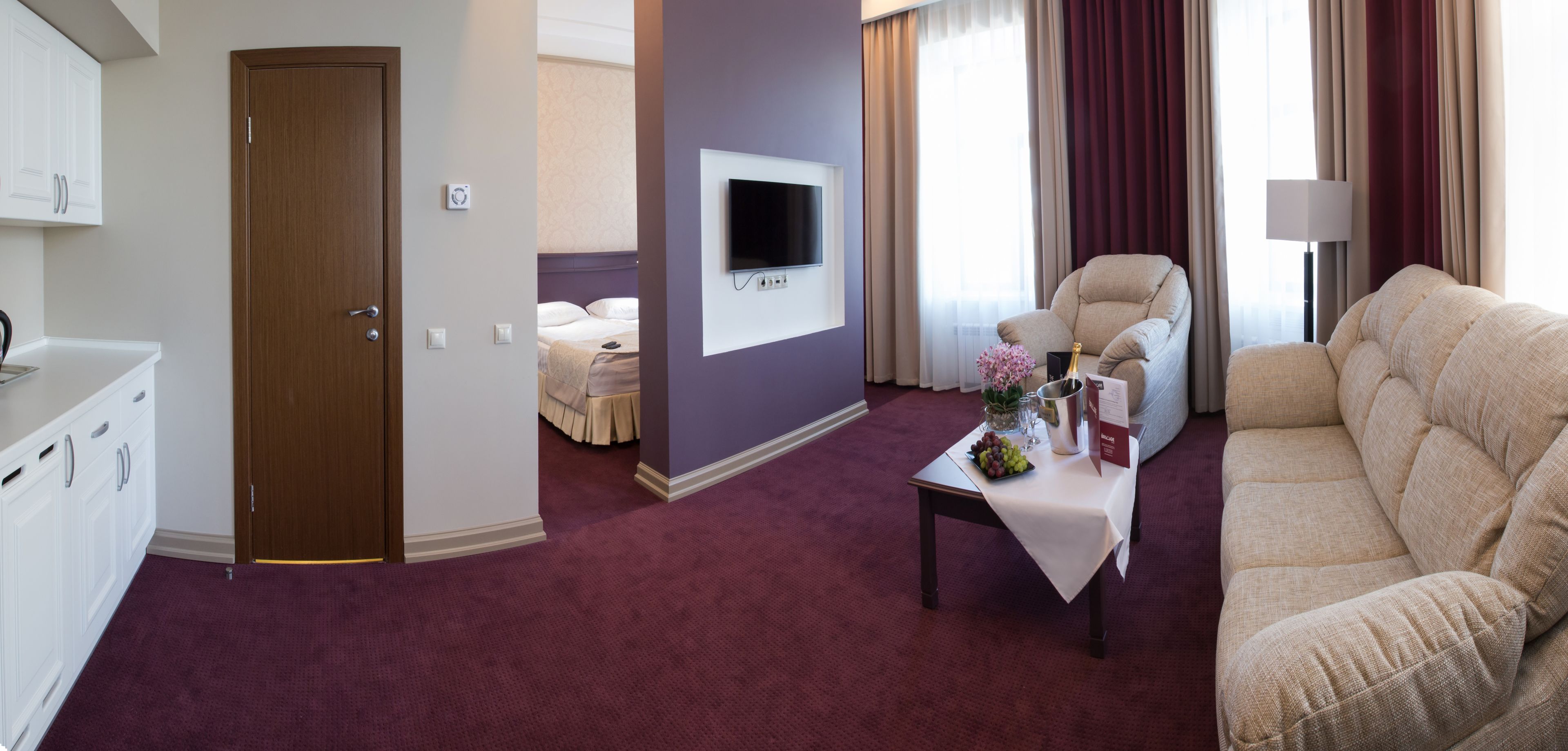 Suite | In-room safe, desk, iron/ironing board, free WiFi