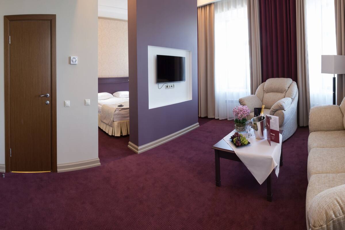 Suite | In-room safe, desk, iron/ironing board, free WiFi