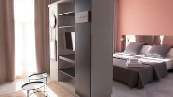 Un dormitorio moderno con cama, mesitas de noche y armario.