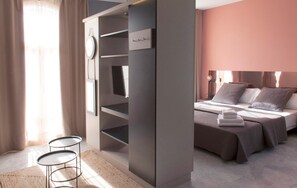 Un dormitorio moderno con cama, mesitas de noche y armario.
