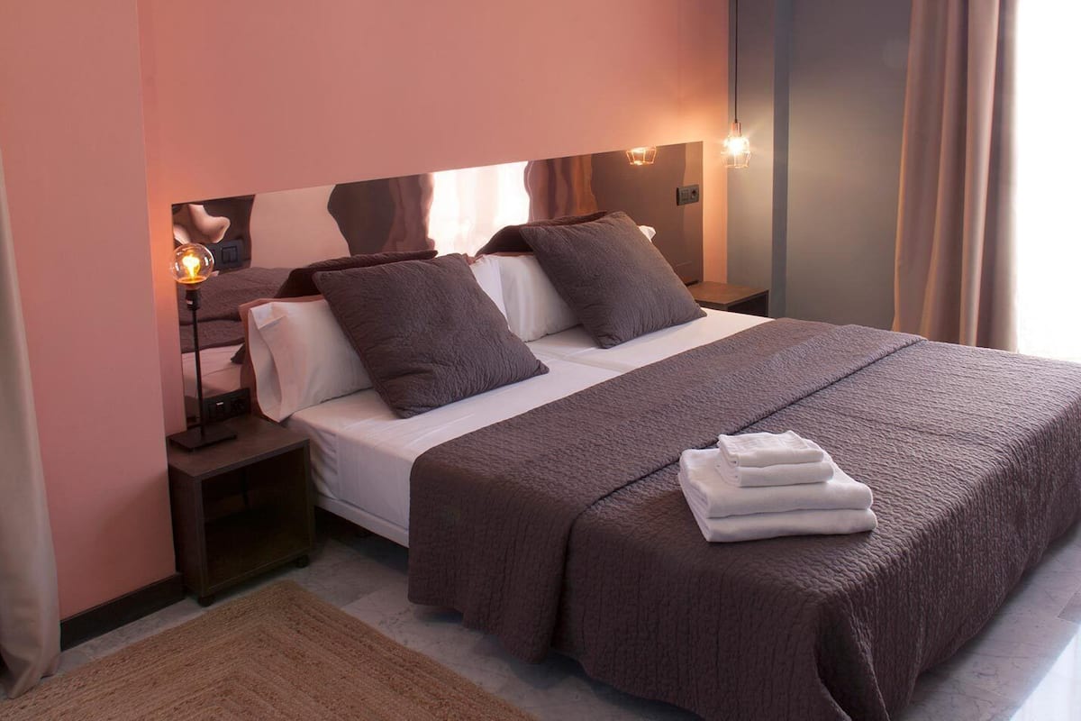 Suite, Terraza | Edredón, caja de seguridad en la habitación y cortinas blackout