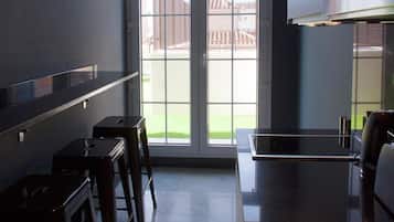 Una cocina moderna con un amplio ventanal, una encimera y un lavamanos.