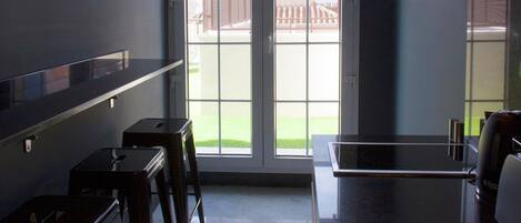 Una cocina moderna con un amplio ventanal, una encimera y un lavamanos.