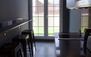 Una cocina moderna con un amplio ventanal, una encimera y un lavamanos.