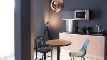 Classic Studio | Private kitchen | Coffee/tea maker, full-size fridge, microwave, stovetop