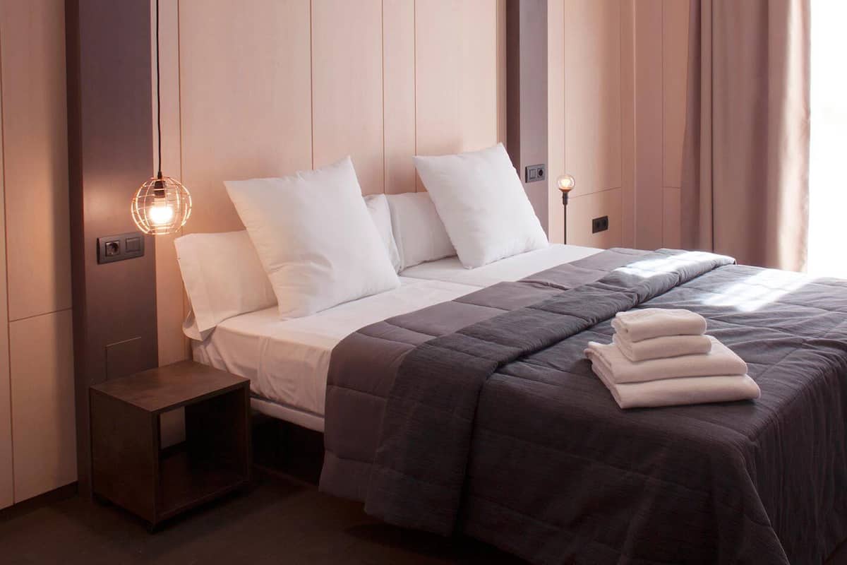 Suite Premium | Edredón, caja de seguridad en la habitación y cortinas blackout