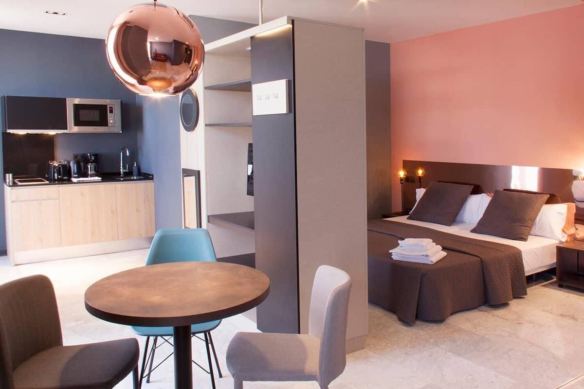 Estudio, balcón | Edredón, caja de seguridad en la habitación y cortinas blackout