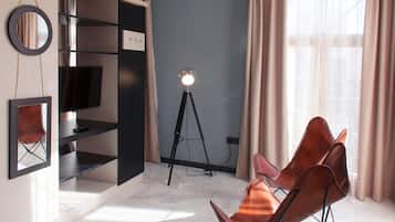 Klassieke studio, balkon | Woonruimte | Een 32-inch flatscreentelevisie met satellietzenders en televisie