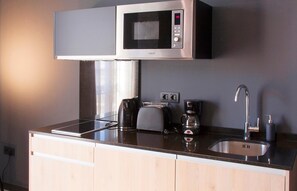 Classic Studio | Private kitchen | Full-size fridge, microwave, stovetop, coffee/tea maker - Be Mate Málaga Soho (Málaga)