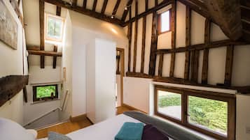 Executive Apartment, 1 Double Bed (#7c) | Desk, soundproofing, iron/ironing board, cribs/infant beds