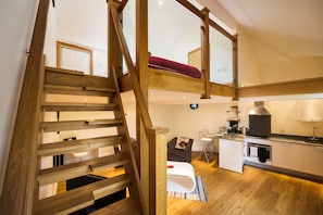 Apartamento standard, 1 cama de casal, no mezanino (#2) | Área de estar | TV de tela plana
