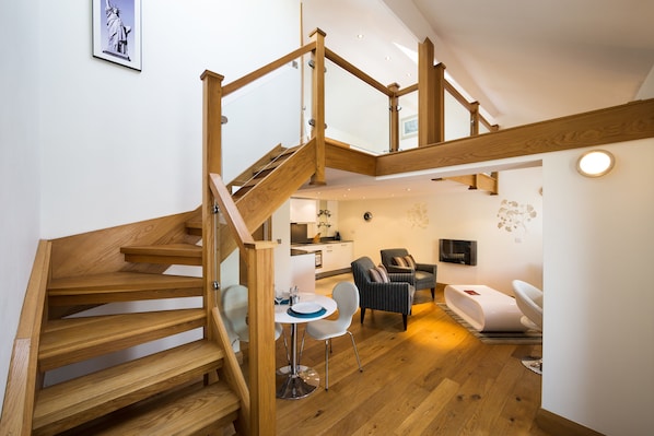 Apartamento luxo, 1 cama de casal, no mezanino (#3) | Área de estar | TV de tela plana