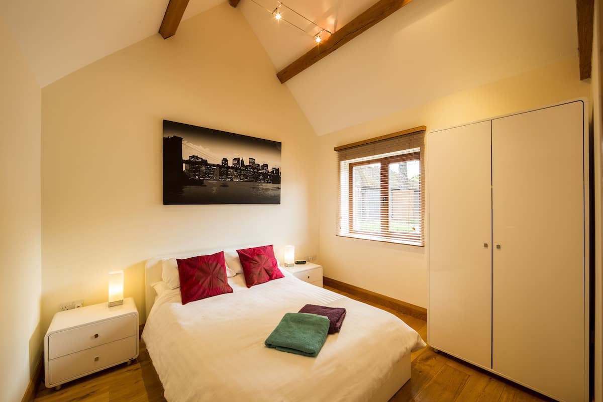 Apartamento de lujo, 1 cama doble, planta baja (#1) | Escritorio, sistema de insonorización, tabla de planchar con plancha