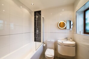 Standard Apartment, 1 Double Bed, Mezzanine (#2) | Bathroom | Towels, soap, shampoo, toilet paper