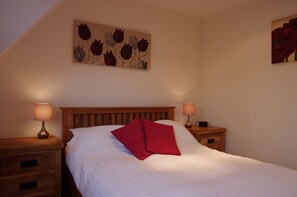 Apartment, 3 Bedrooms (#5b) | Desk, soundproofing, iron/ironing board, cribs/infant beds