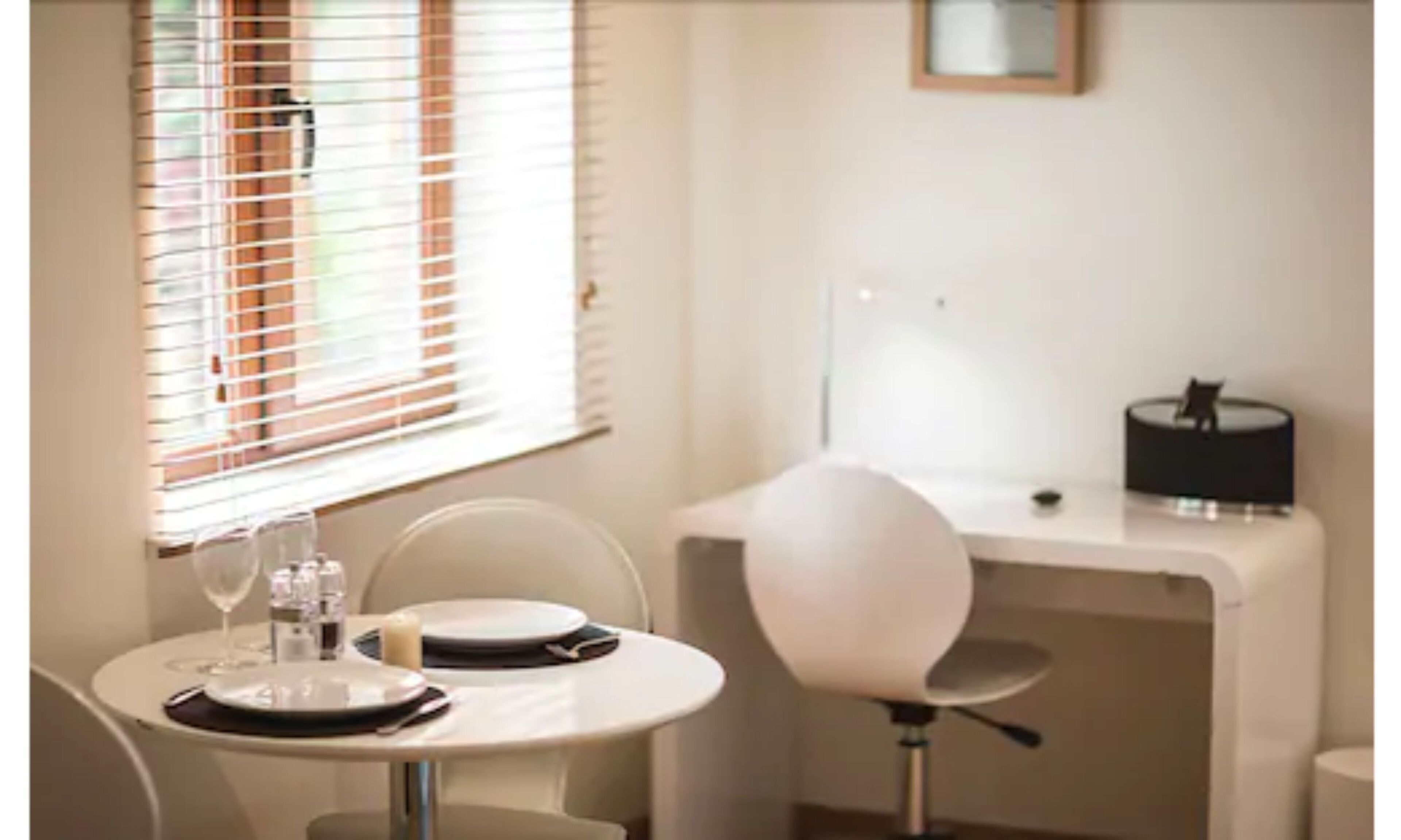 luxury apartment, 1 double bed, ground floor (#1) | living area | flat-screen tv