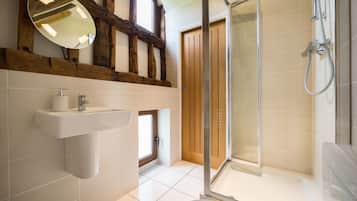 Executive Apartment, 1 Double Bed (#7c) | Bathroom | Towels, soap, shampoo, toilet paper