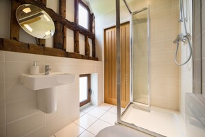 Executive appartement, 1 tweepersoonsbed (#7c) | Badkamer | Handdoeken, zeep, shampoo, toiletpapier