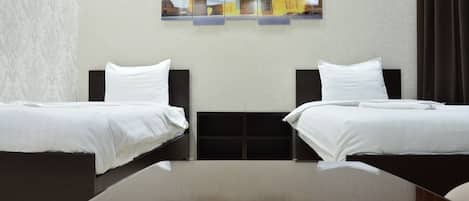 Chambre Économique avec lits jumeaux, 1 chambre (Shared bathroom for 2 rooms) | 1 chambre, Wi-Fi gratuit