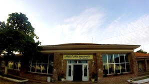 A two-story building with a sign reading "Hotel Harmony de Manhãis." - Hotel H Itanhaém (Itanhaém)