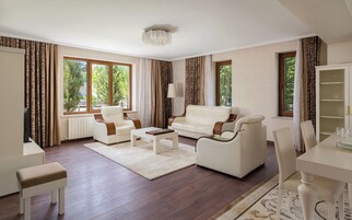 Villa | Minibar, in-room safe, desk, soundproofing
