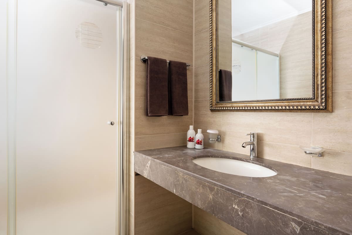 Junior-Zweibettzimmer | Badezimmer | Dusche, Haartrockner, BademÀntel, Hausschuhe