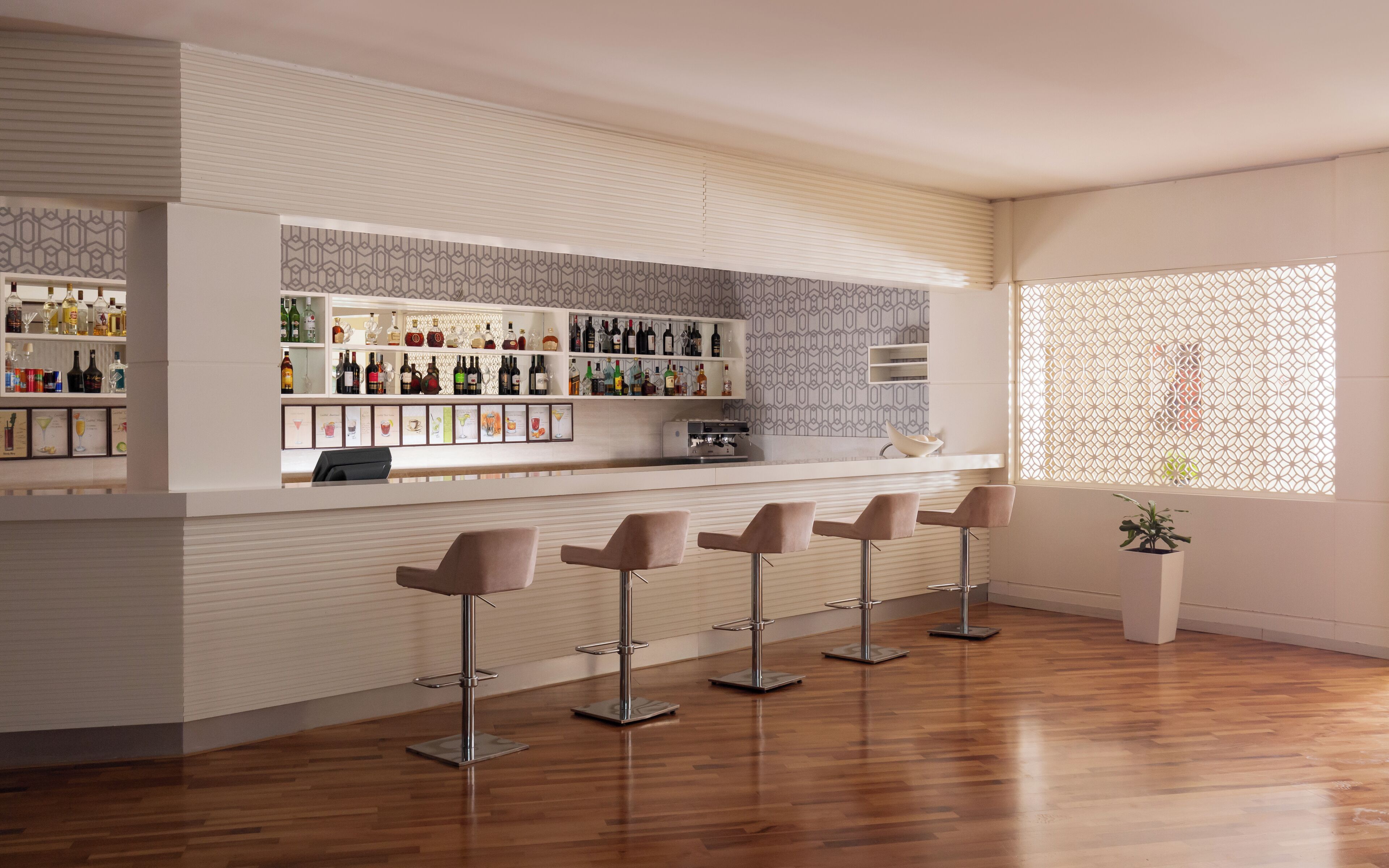 Bar (trong khuôn viên)