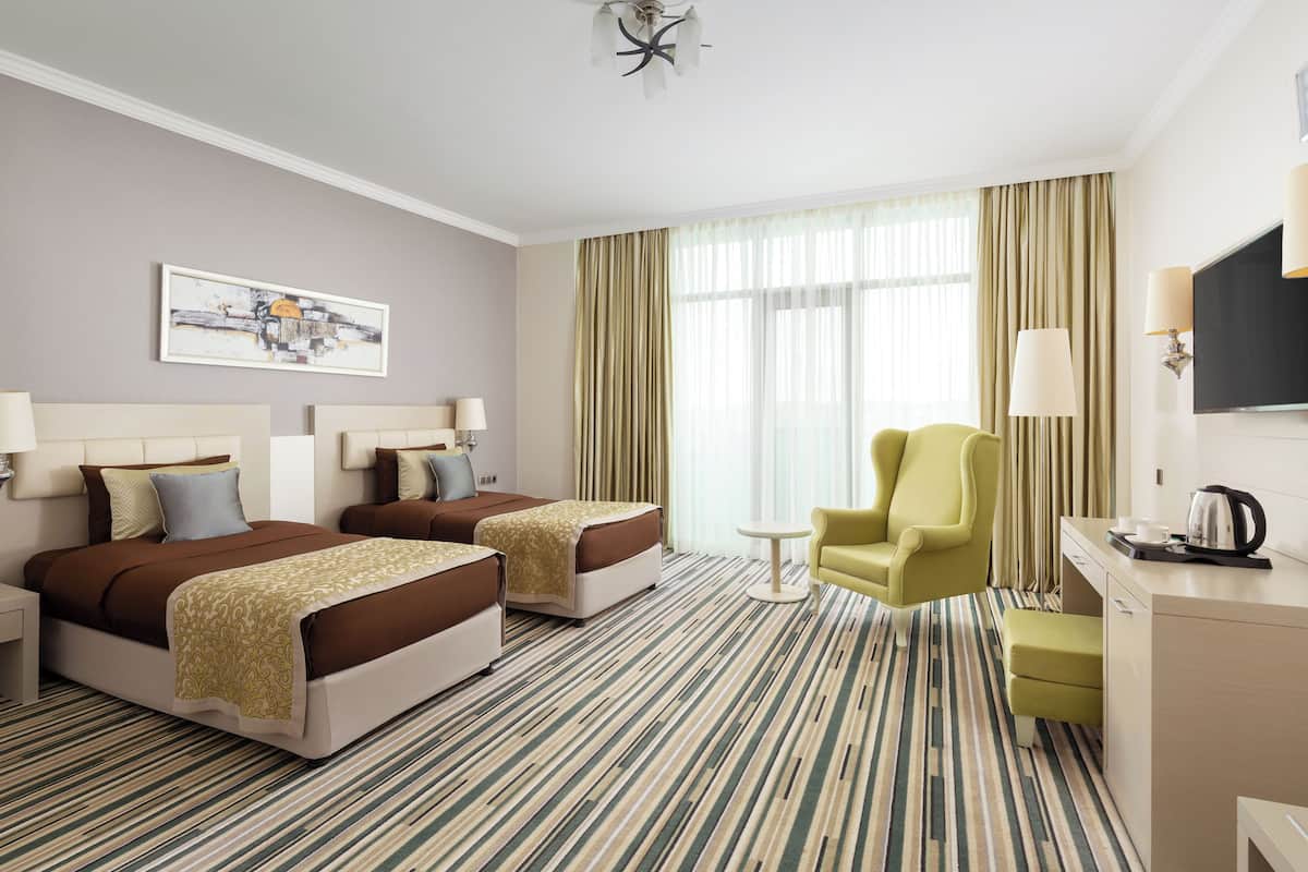 Chambre Junior avec lits jumeaux | 1 chambre, minibar, coffres-forts dans les chambres, bureau
