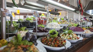 Ein Buffet mit verschiedenen Speisen, darunter Salate, Pasta und weitere Gerichte.