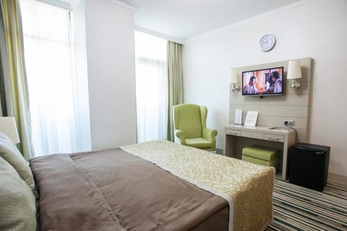 Economy-Doppelzimmer | 1 Schlafzimmer, Minibar, Zimmersafe, Schreibtisch