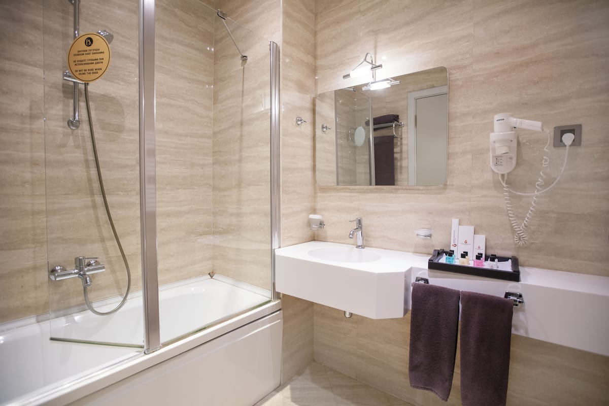 Dusche, Haartrockner, BademÀntel, Hausschuhe