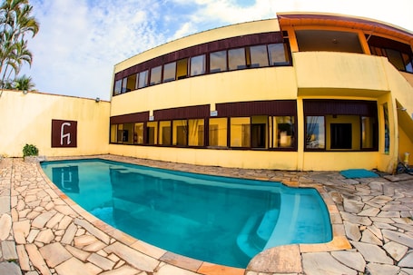 Una piscina al aire libre