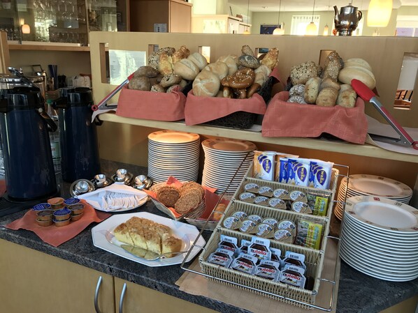 週末供應自助早餐 (每人 EUR15)