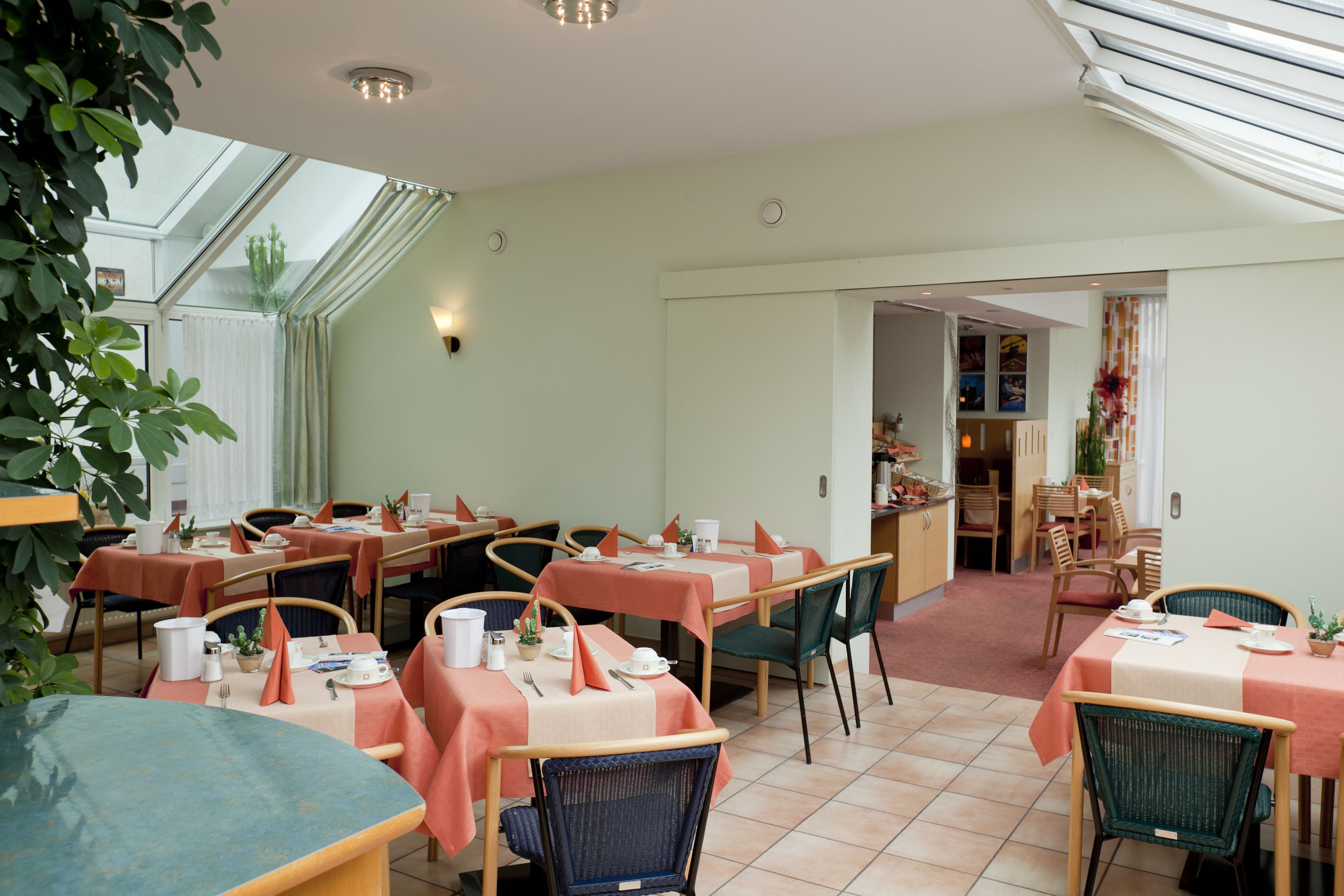 بوفيه فطور في الإجازات الأسبوعية بتكلفة قدرها (17 EUR للشخص)