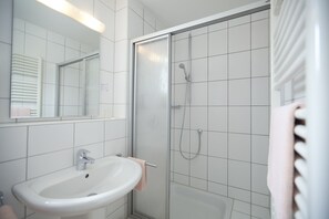 Suihku, ilmaiset hygieniatuotteet, hiustenkuivaaja, pyyhkeet