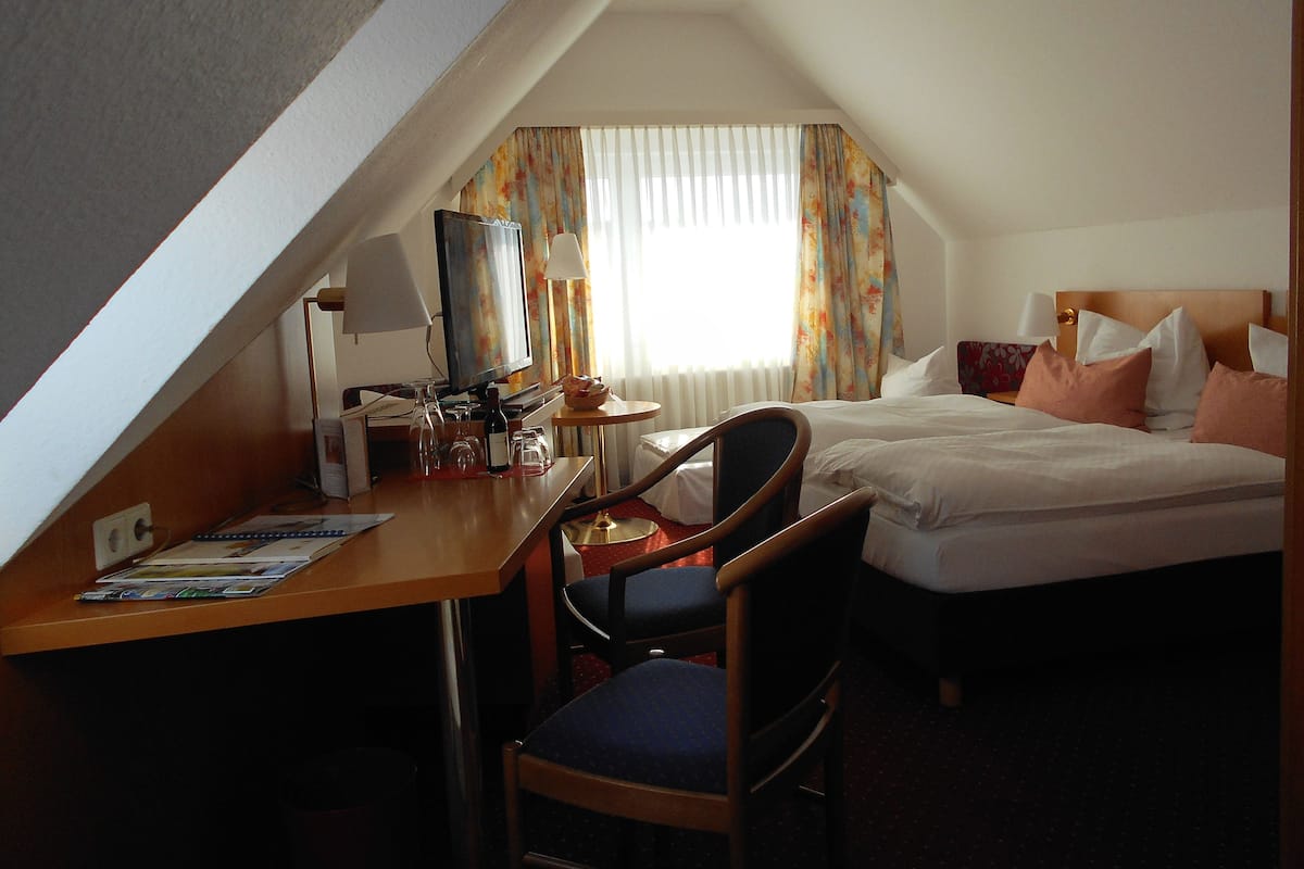 Room (Double room with 3 extra beds) | 1 bedroom, premium bedding, down comforters, Select Comfort beds
