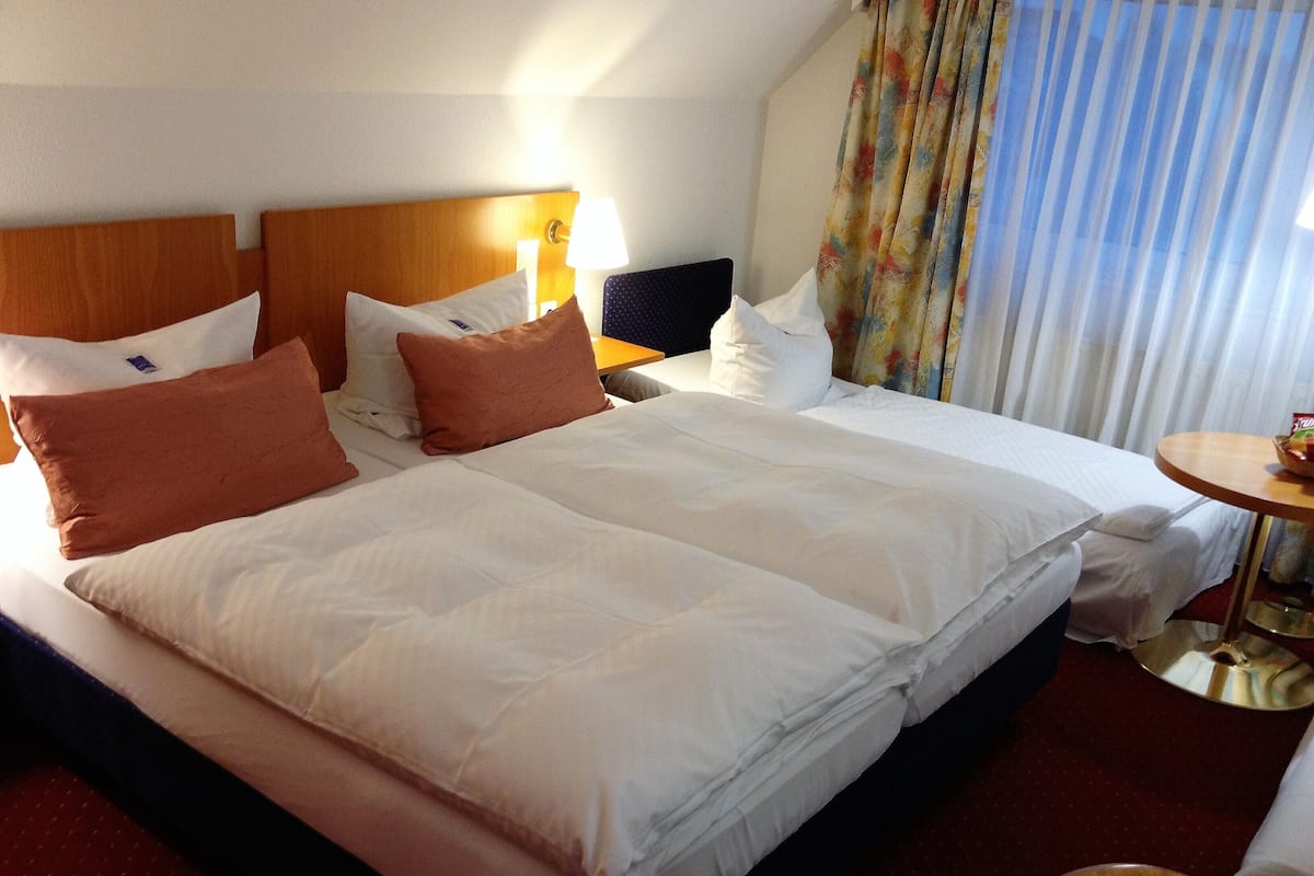 Quadruple Room (Double room with 2 extra beds) | 1 bedroom, premium bedding, down comforters, Select Comfort beds