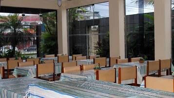 Café da manhã com buffet grátis todos os dias