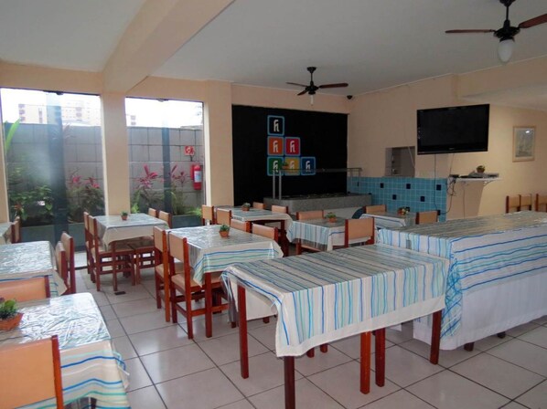 Café da manhã com buffet grátis todos os dias
