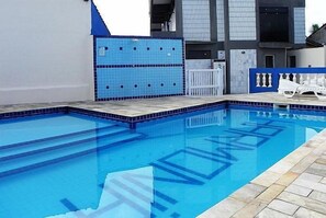 Una piscina al aire libre de temporada