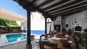 Outdoor pool, pool umbrellas, sun loungers - Hotel Rural Tía Pilar (Almagro)