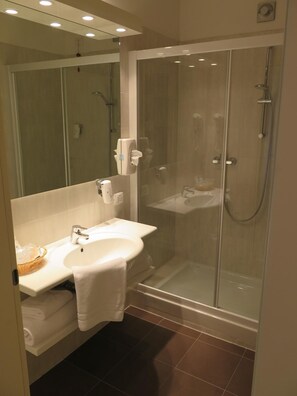 Shower, free toiletries, hair dryer, slippers - Hotel Motel Più (Monte Cremasco)