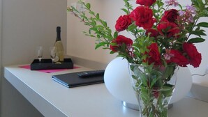 خزنة داخل الغرفة ومكتب وستائر تعتيم وتجهيزات عازلة للصوت
