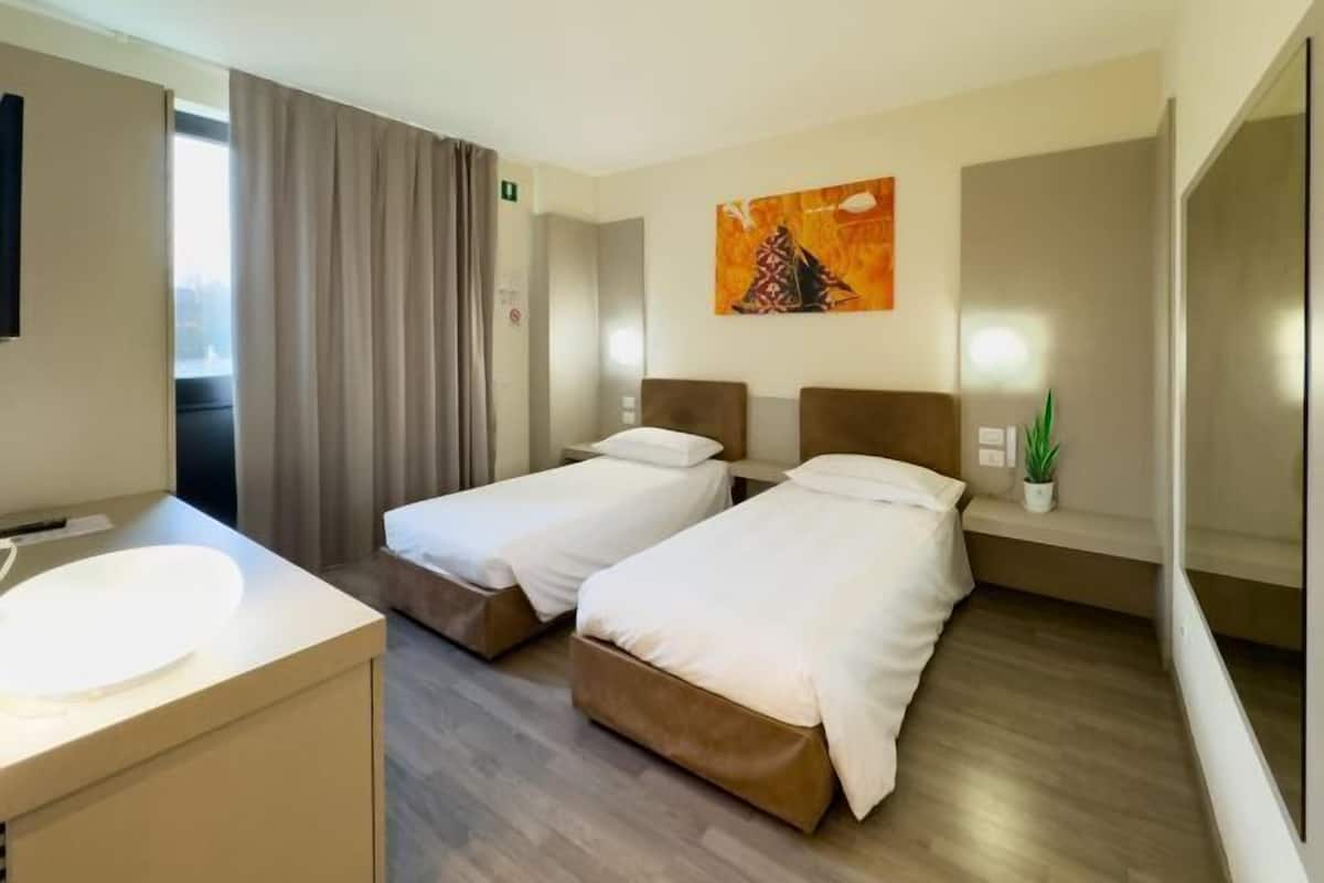 Zimmersafe, Schreibtisch, Verdunkelungsvorhänge, schallisolierte Zimmer