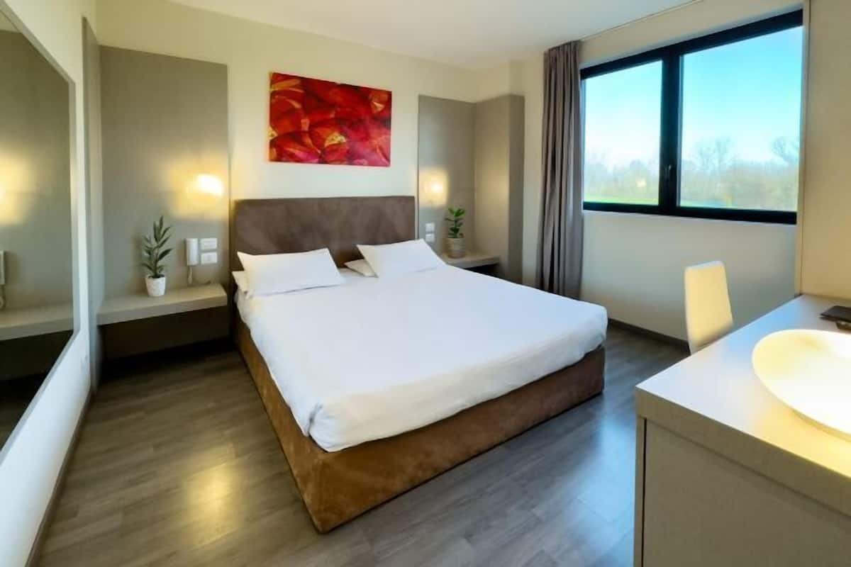 In-room safe, desk, blackout drapes, soundproofing