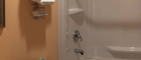 Bañera, artículos de tocador gratuitos, toallas