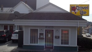 A small building with a sign reading "Travel Lite" and an "Office" sign above the door. - Travel Lite Motel (Wytheville)