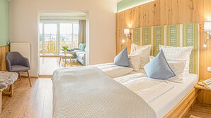 Deluxe Double Room 30 - 34 qm | 1 bedroom, premium bedding, desk, soundproofing - GlasHotel (Zwiesel)